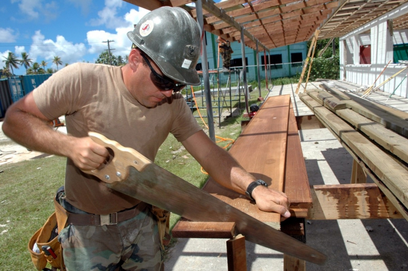 ebeniste-LE CANNET DES MAURES-min_worker_construction_building_carpenter_male_job_build_helmet-893290